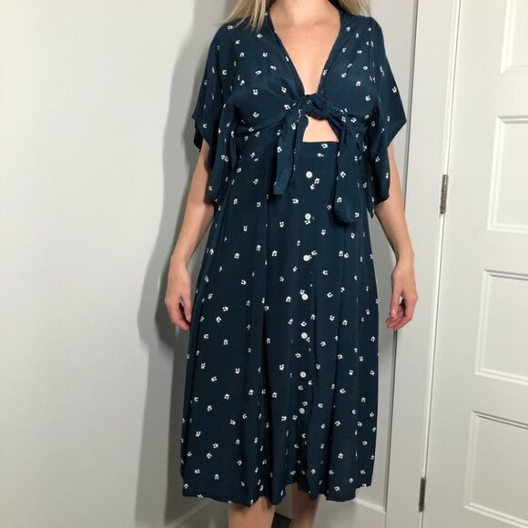 FAITHFULL the Brand Farrah Tie Front Midi Dress Navy Blue with White Dot… - Picture 4 of 16